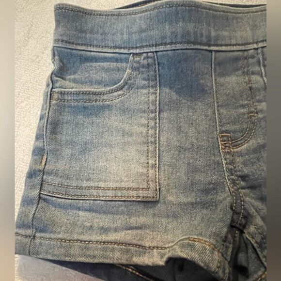 Levi’s 2T light wash 5-pocket belted zippered button closure blue denim shorts - Picture 2 of 10